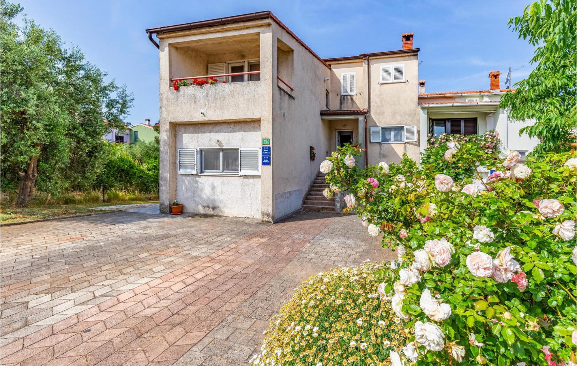 Nice Apartment In Pula With Kitchen Екстериор снимка