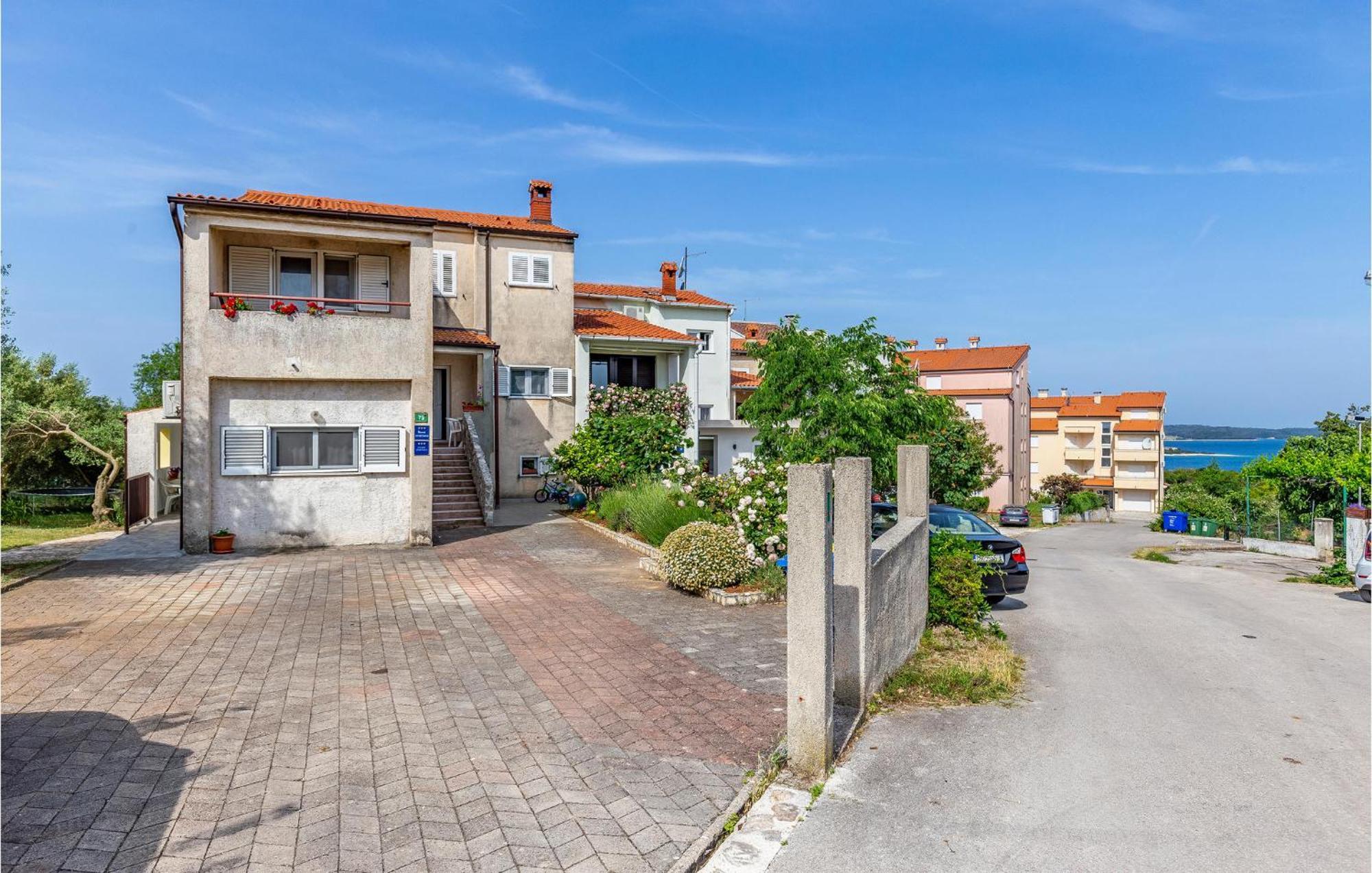 Nice Apartment In Pula With Kitchen Екстериор снимка
